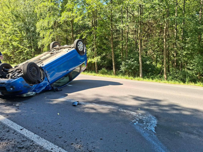 Niebezpieczny wypadek w Lesie Rzepińskim. Kierowca Nissana dachował