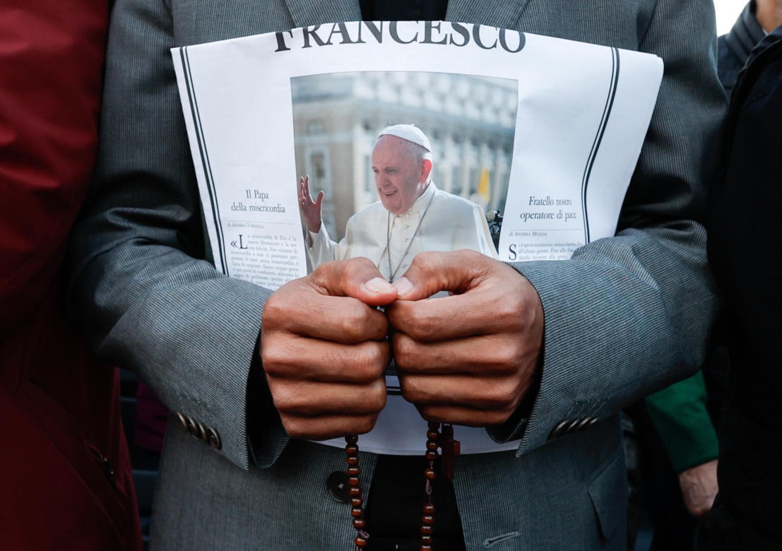 Modlitwa różańcowa za papieża Franciszka dzień po jego śmierci