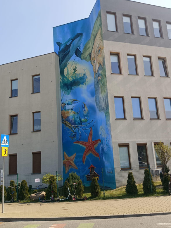 Mural z Aleksandrem Dobą na ścianie Morskiej Szkoły Podstawowej na gdańskim Ujeścisku