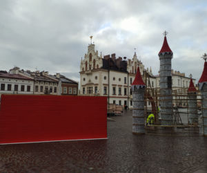 Świąteczne Miasteczko na Rynku! Co będzie można dostać na jarmarku? Ruszył montaż atrakcji! [LISTA]