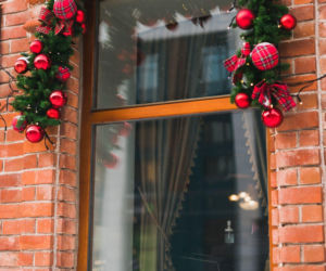 Zewnętrzne dekoracje okien na Boże Narodzenie