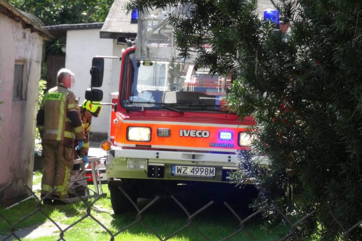 Koszmar w Łomiankach. Mężczyzna zmarł na dachu domu 