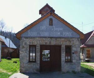 To jedna z najpiękniejszych wsi na Podhalu. Według legendy jej pierwszym sołtysem był słynny zbójnik