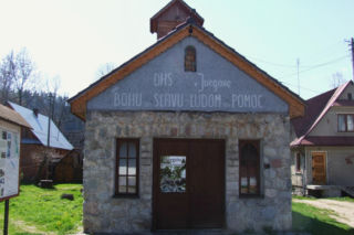 To jedna z najpiękniejszych wsi na Podhalu. Według legendy jej pierwszym sołtysem był słynny zbójnik