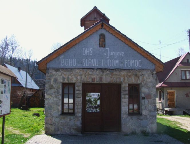 To jedna z najpiękniejszych wsi na Podhalu. Według legendy jej pierwszym sołtysem był słynny zbójnik