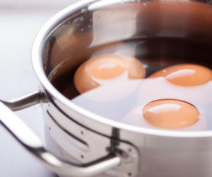 Skorupki jajka nie chcą schodzić? Wrzuć do garnka podczas gotowania, i zapomnij o problemie