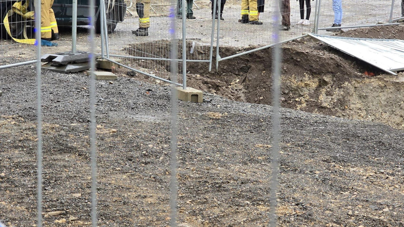 Kraków. Przez opady deszczu pod samochodem zapadła się jezdnia