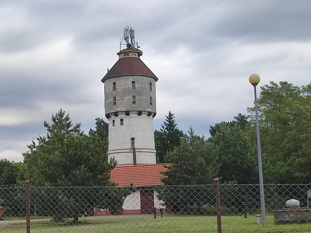 Prawie jak dom Muminków. Zabytkowa wieża na Mazurach zachwyca