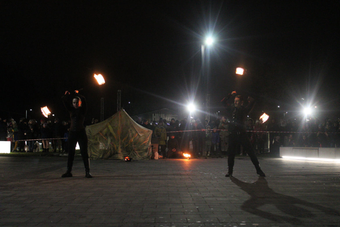 WOŚP 2023 w Krakowie: Fire Show w Nowej Hucie w wykonaniu grupy Spontan Fire