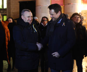Warszawa solidarna z Ukrainą. Trzaskowski na wiecu RELACJA