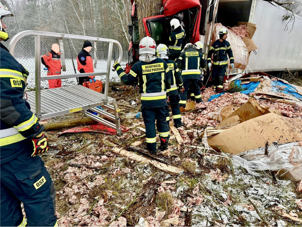 Koszmarny wypadek na DK 10 w Makowiskach pod Bydgoszczą! Ranny kierowca w szpitalu [ZDJĘCIA]