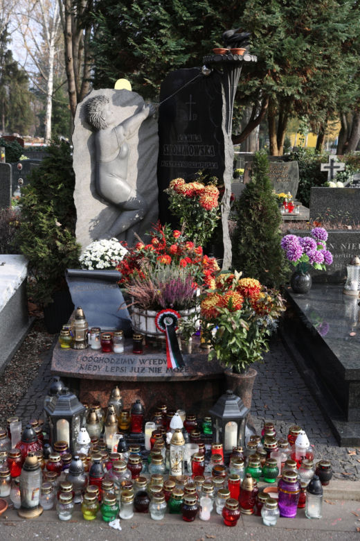 Grób Skolimowskiej, Szewińskiej i Deyny. Setki zniczy we Wszystkich Świętych