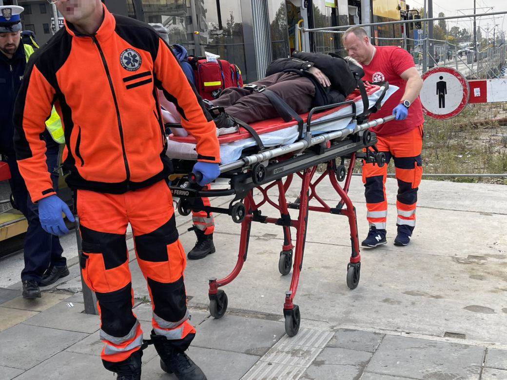 Kobieta najprawdopodobniej weszła na przejście na czerwonym swietle. Wtedy uderzył w nią tramwaj 
