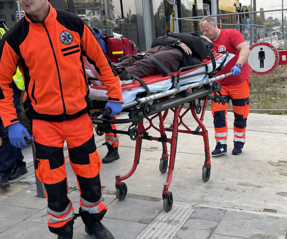 Tramwaj wjechał w kobietę na przejściu. Potrącenie na torach na Rembielińskiej