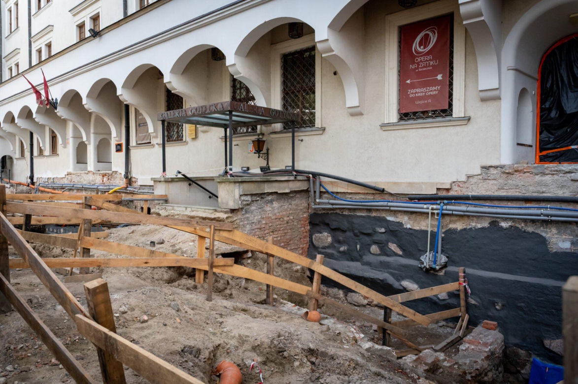 Niezwykłe odkrycie podczas remontu zamkowego dziedzińca