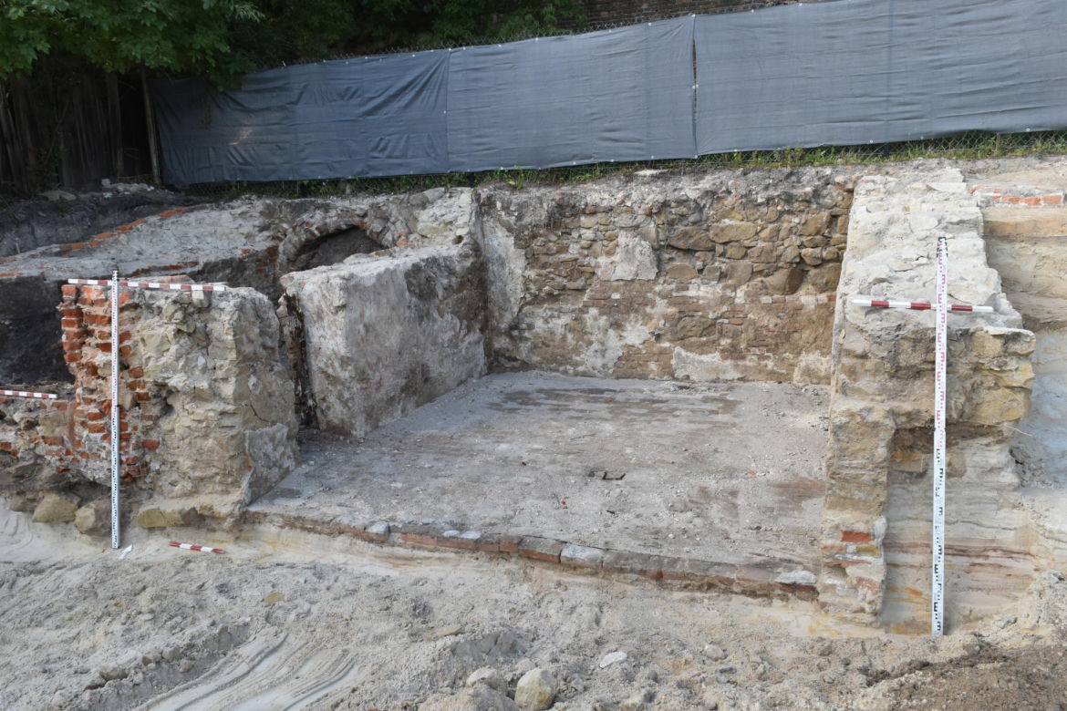 Niezwykłe odkrycie w Lublinie! Archeolodzy na placu budowy odkryli pozostałości fundamentów i piwnic budynku z XVIII wieku. ZDJĘCIA