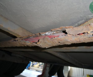 TAKIMI autobusami podróżują dzieci. Rdza, wyciekające paliwo i prowizorka