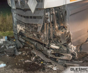 Toyota zderzyła się czołowo z ciężarówką