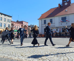 Polonez maturzystów z I LO na rynku w Ostrzeszowie