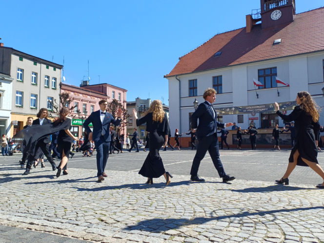 Polonez maturzystów z I LO na rynku w Ostrzeszowie