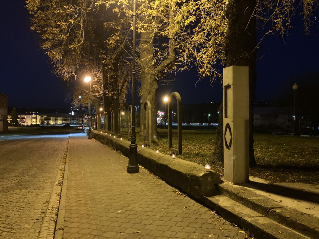 Listopadowe światło pamięci w Nowym Sączu na dawnym cmentarzu żydowskim przy ul. Piotra Skargi