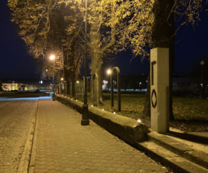Listopadowe światło pamięci w Nowym Sączu na dawnym cmentarzu żydowskim przy ul. Piotra Skargi
