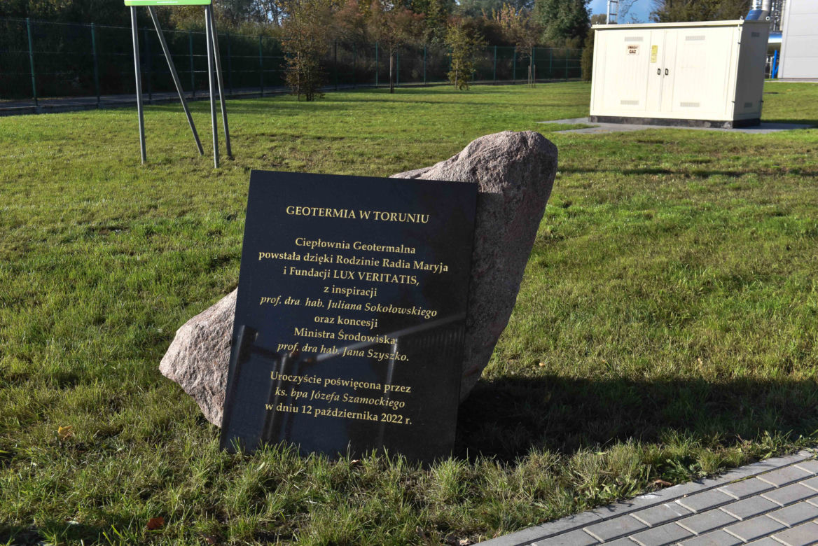 Ojciec Rydzyk podjechał na otwarcie geotermii starą toyotą. Nie potrzebuje kierowcy