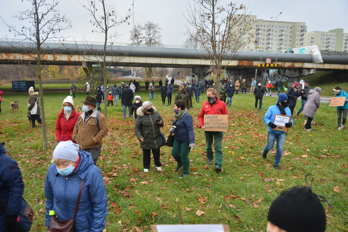 Protest przeciwko inwestycji w parku Dolinka Służewiecka