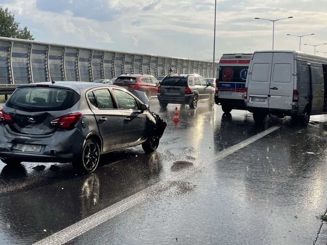 Horror na S8. Zderzyły się dwa samochody osobowe i bus. Jedna osoba została ranna