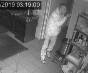 Oto rysopis złodzieja: skarpetka na ręce, płaszczyk na twarzy