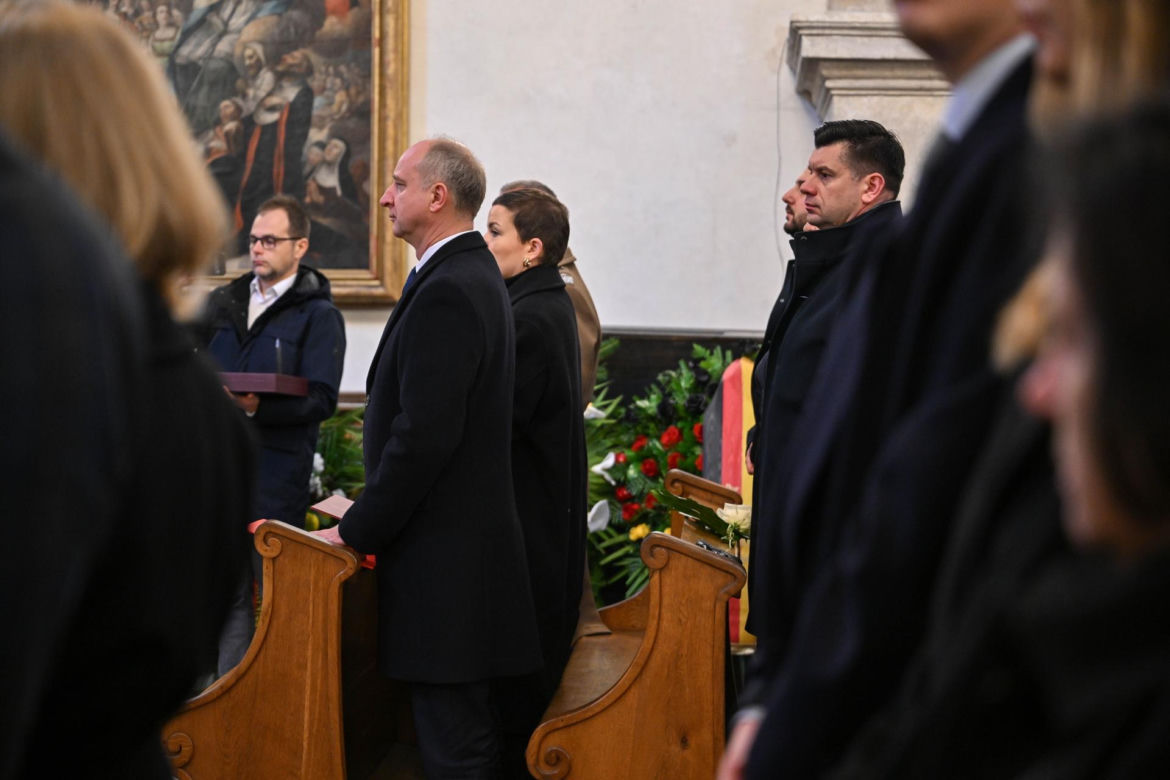Pożegnali wielką damę polskiej kultury. Kidawa-Błońska przesłała piękny wieniec