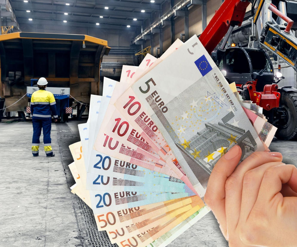 Pracownik w fabryce MAN. Obok dłoń z banknotami euro. O sporze o premie w Niepołomicach przeczytasz na SE Superbiz.