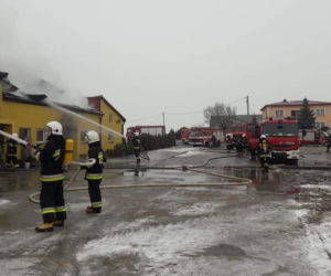 Płonie obora w powiecie chełmińskim! Na miejscu 21 zastępów straży pożarnej! [ZDJĘCIA]