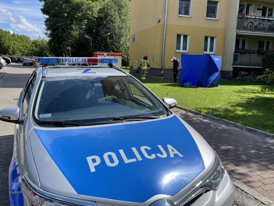 Tragedia w Ursusie. Mężczyzna spadł z 10. piętra bloku 