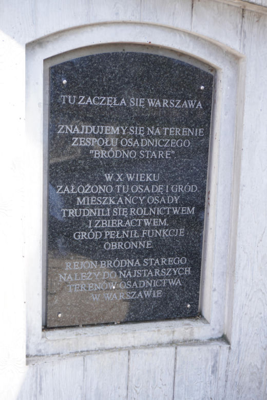 Kontrowersyjna tablica na pomniku na Bródnie