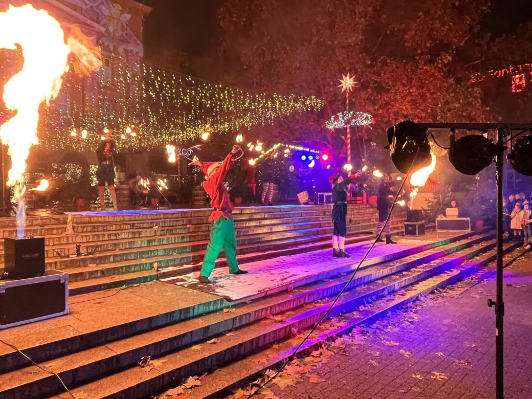 Betlejem Poznańskie 2023. Zimowe Fire Show na placu Wolności w Poznaniu