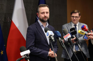 Szef MON leci do USA. Polski żołnierz ocalony przez Amerykanina też tam będzie. „Był jak syn”