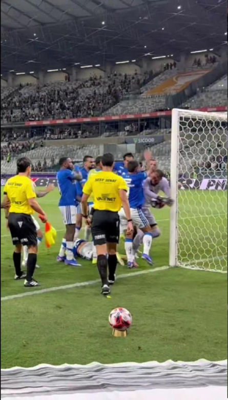 Burdy na meczu Cruzeiro - Atletico Mineiro