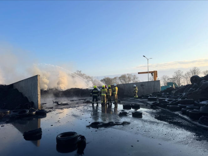 Pożar w zakładzie utylizacji opon w Rożentalu