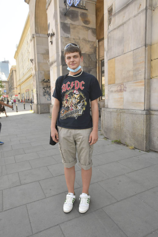 „Jestem jak najbardziej za. Uważam, że powinny być lepiej obstawione przez policję, ostatnie parady dobrze nam to pokazały.”