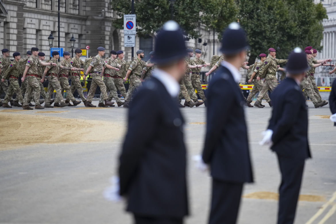 Pogrzeb królowej Elżbiety II. Tłumy przed Opactwem Westminsterskim