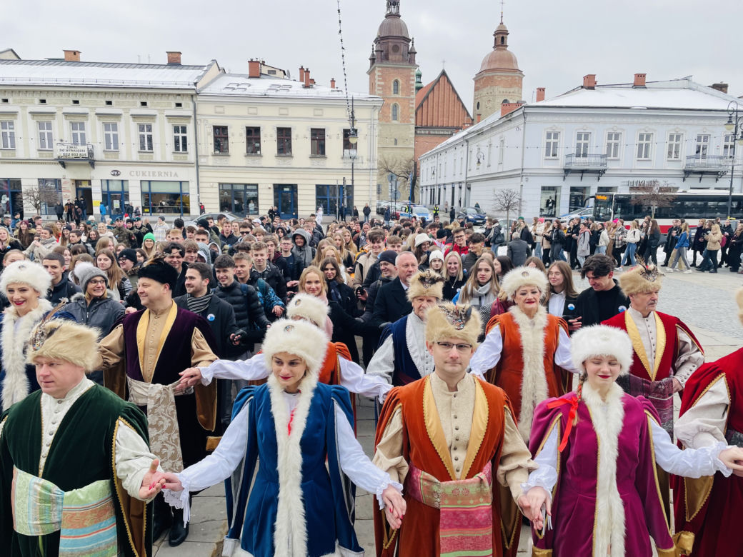 Maturzyści zatańczyli na Rynku poloneza