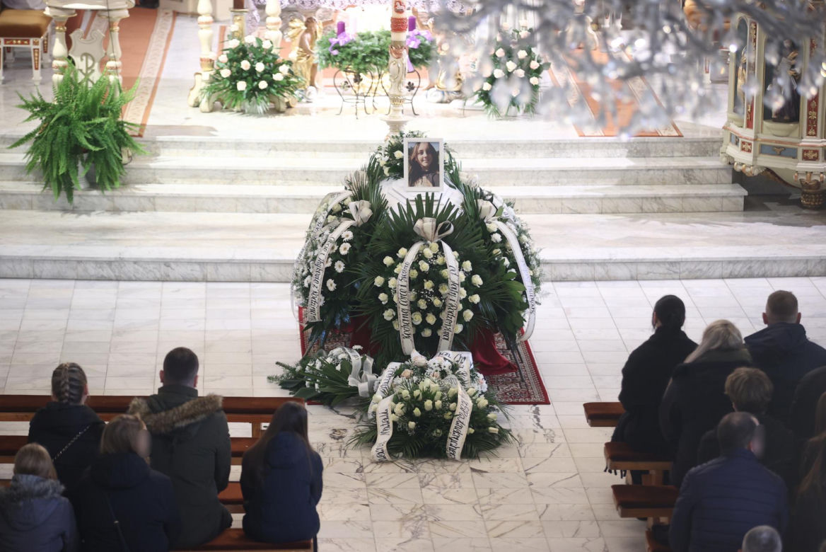 Pogrzeb tragicznie zmarłej 14-letniej Natalki z Andrychowa. Jej śmierć wstrząsnęła Polską