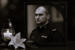Miał tylko 31 lat. Koledzy żegnają zmarłego policjanta z Mławy.  Tej pustki nie wypełnią słowa