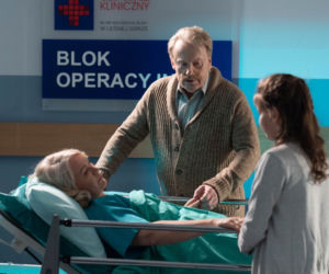 Na dobre i na złe, odcinek 731. Barbara (Agnieszka Pilaszewska), Cezary (Daniel Olbrychski), Matylda (Amelia Czaja)