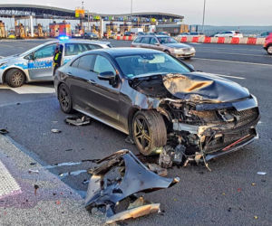 Zmiażdżony samochód na autostradzie A4