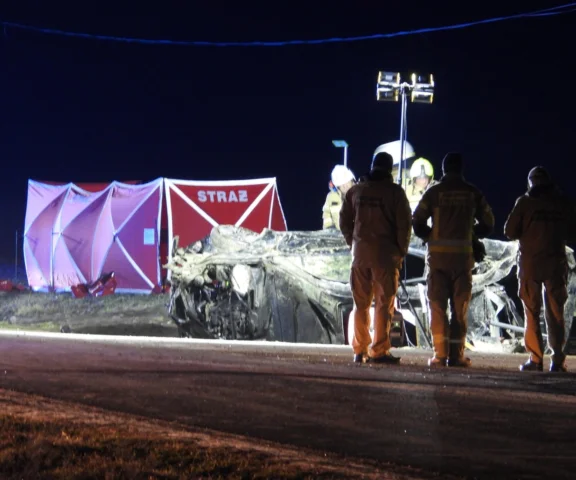 Tragiczne dachowanie BMW w Mąkolinie. Nie żyje 14-latka