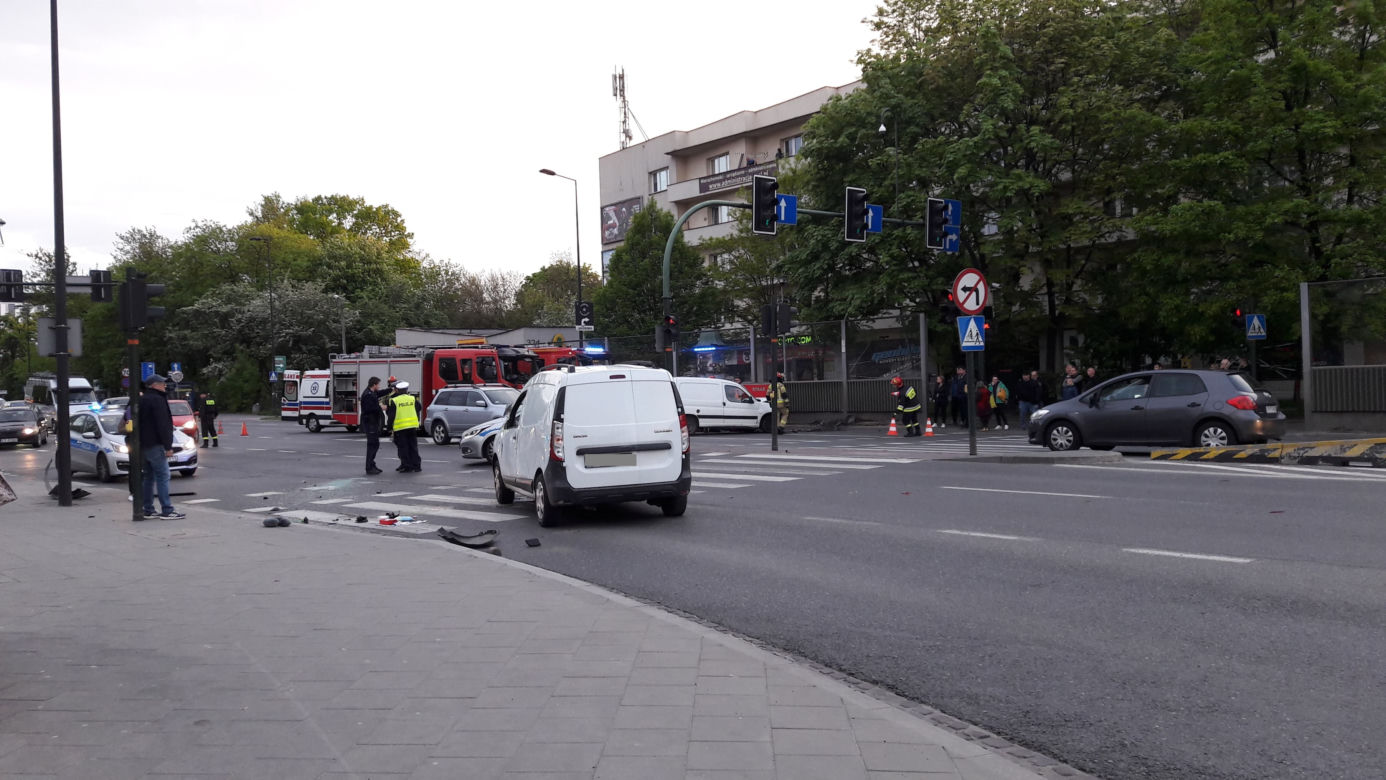 Kraków: Groźny wypadek na al. 29 Listopada, samochód na boku