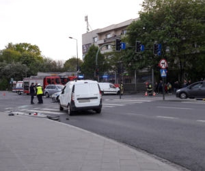 Kraków: Groźny wypadek na al. 29 Listopada, samochód na boku