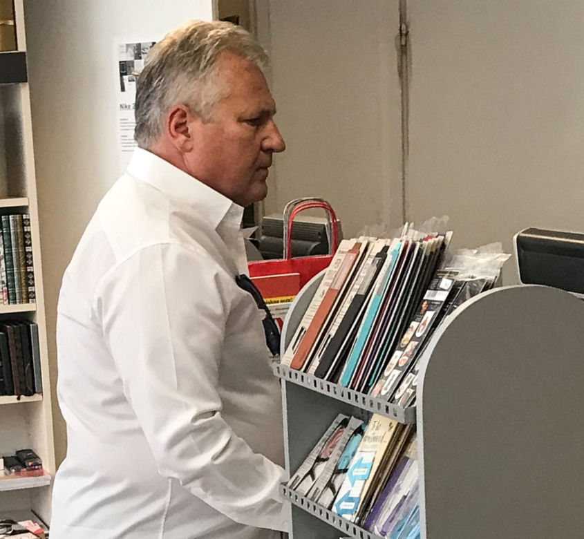 Aleksander Kwaśniewski zakupy w księgarni